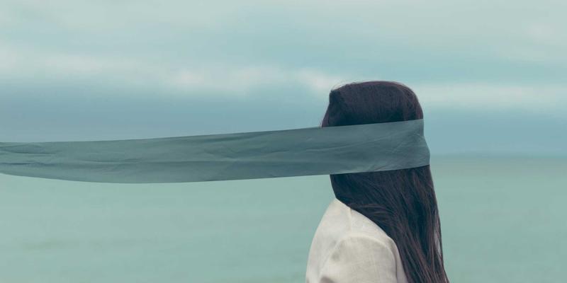 徒步登山安全指南：从个人医药包到团队应急的户外急救装备必备清单