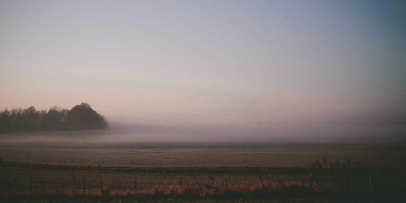 徒步装备进阶指南：如何根据流明与续航，科学选购头灯、营地灯与手电筒