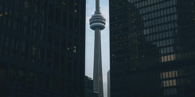 登山杖选购与使用进阶指南：从材质、锁扣到不同地形的正确用法