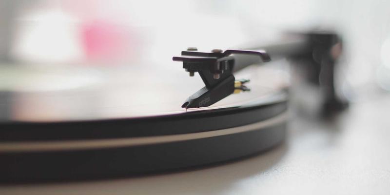 露营、健身与登山必备：科学选择防晒衣物、帽子、冰袖与冷却毛巾的终极指南